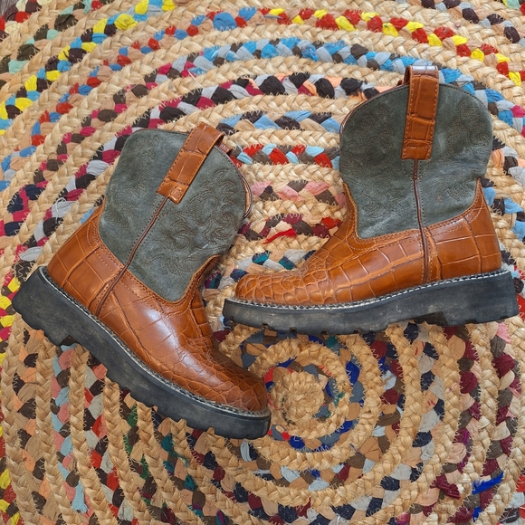 Ariat Shoes - Ariat Fat Baby short western boots women's 6B